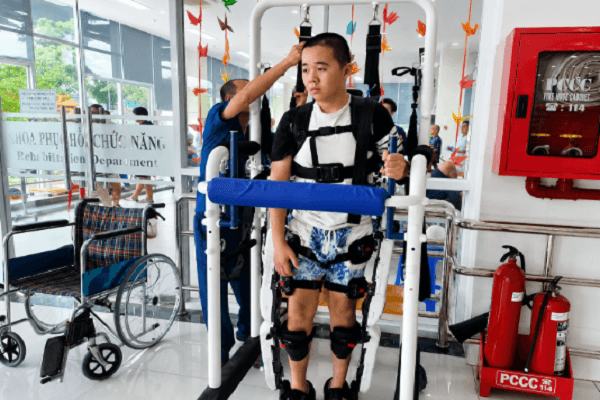robot-phuc-hoi-chuc-nang-nguoi-benh-duoc-huong-loi-gi-hinh-anh.png