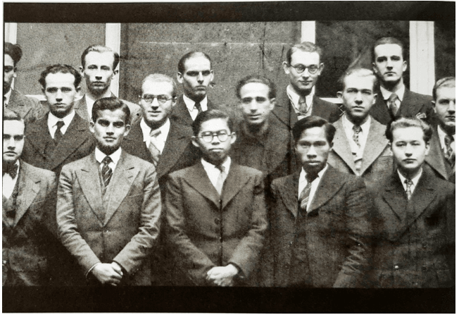 Lớp sinh viên năm thứ nhất Đại học Quốc gia Cầu đường Paris, năm 1936 – Phạm Quang Lễ hàng đầu đeo kính. Ảnh: VAST.