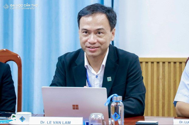 TS. Lê Văn Lâm gửi lời cảm ơn GS. Albert Yeu-Chung Lin đã dành thời gian đến thăm và chia sẻ những góc nhìn chuyên sâu về bán dẫn, trí tuệ nhân tạo
