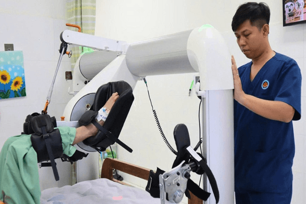 Đột quỵ gây liệt: Robot có giúp người bệnh tìm lại khả năng đi bộ? 