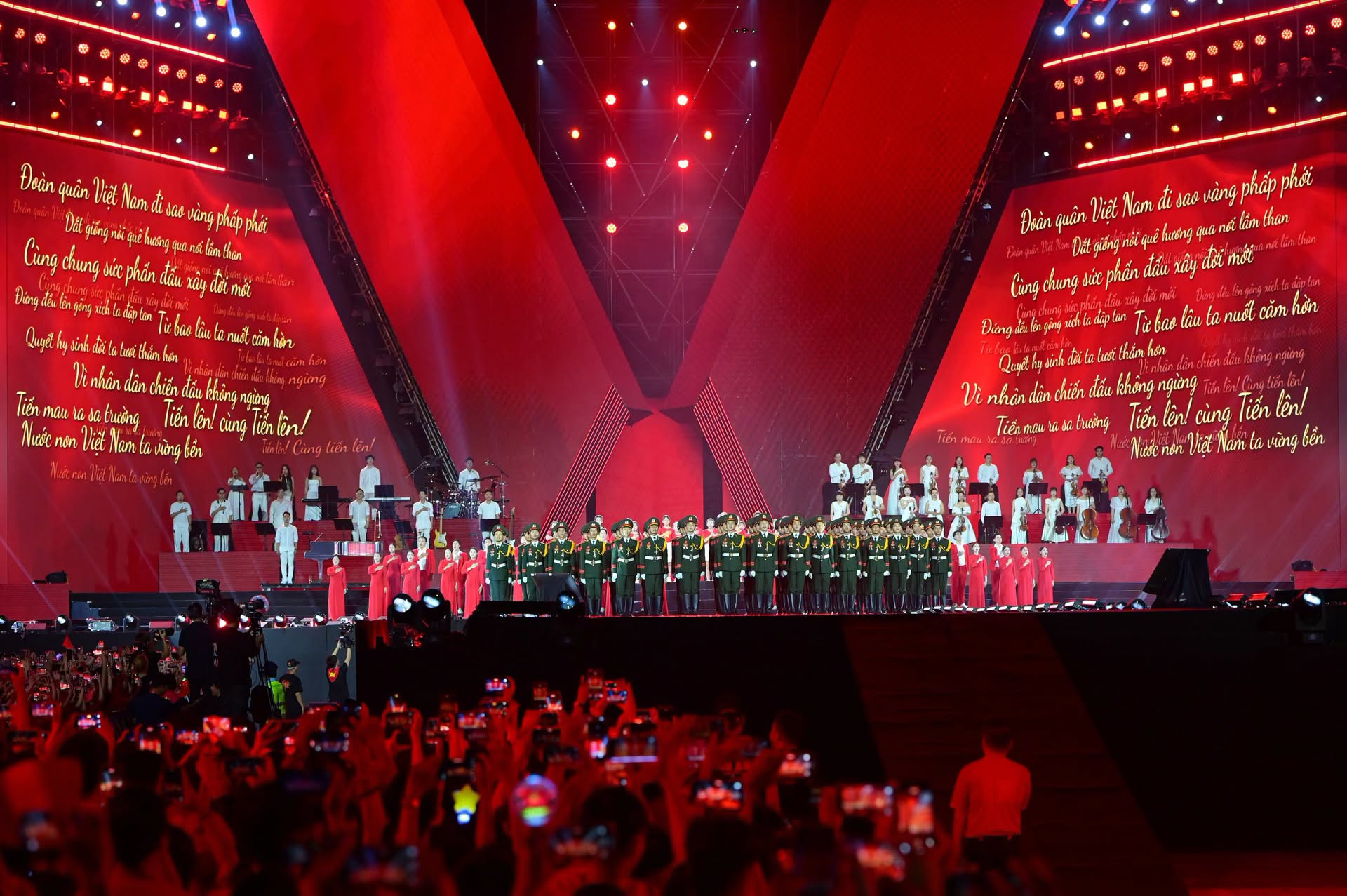 Concert quốc gia: Vì sao giới trẻ đổ xô săn vé? 