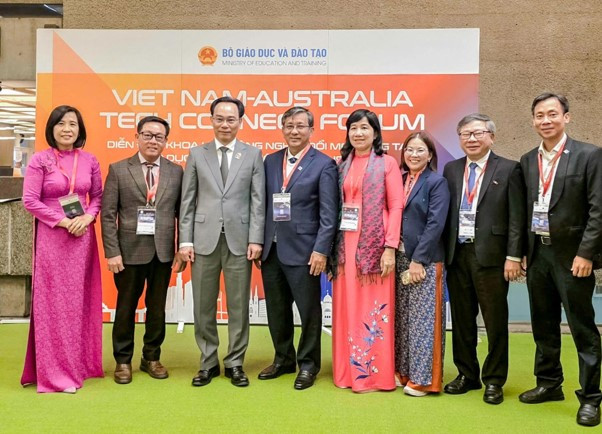 DHTC ĐHCT cùng các đại biểu Việt Nam tại Diễn đàn Techconnect