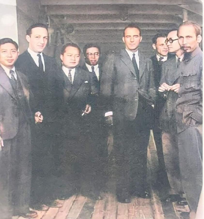 Chủ tịch Hồ Chí Minh cùng các trí thức Việt kiều về nước năm 1946. Kỹ sư Phạm Quang Lễ đeo kính đứng sau cùng. Ảnh tư liệu