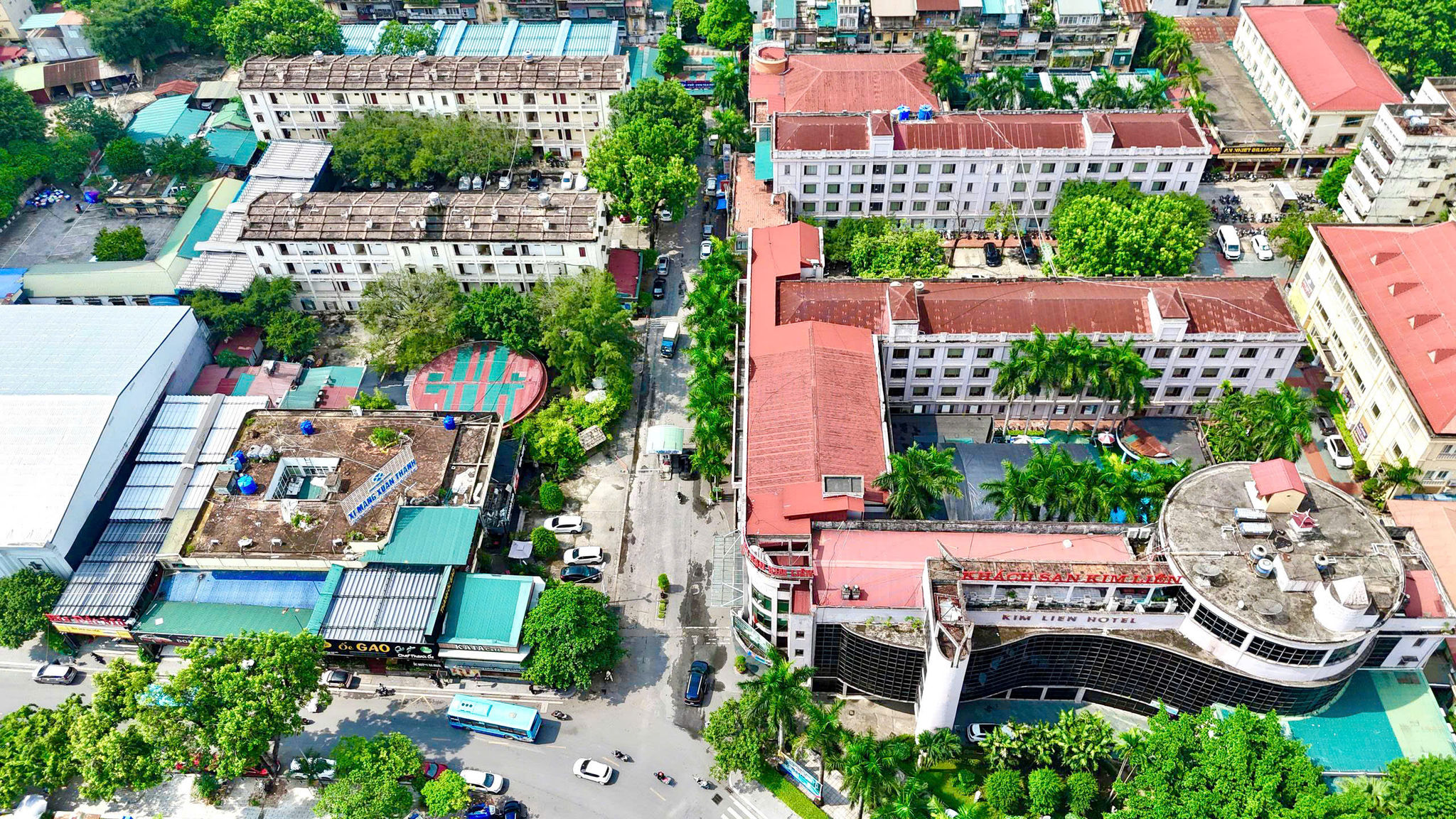 Khu đất rộng khoảng 3,5ha tại số 5-7 Đào Duy Anh, Hà Nội, hiện là nơi tọa lạc của Khách sạn Kim Liên cùng nhiều công trình dịch vụ. Đây được đề xuất là vị trí xây dựng Hanoi Twin Towers 99, tổ hợp tháp đôi cao khoảng 568m.