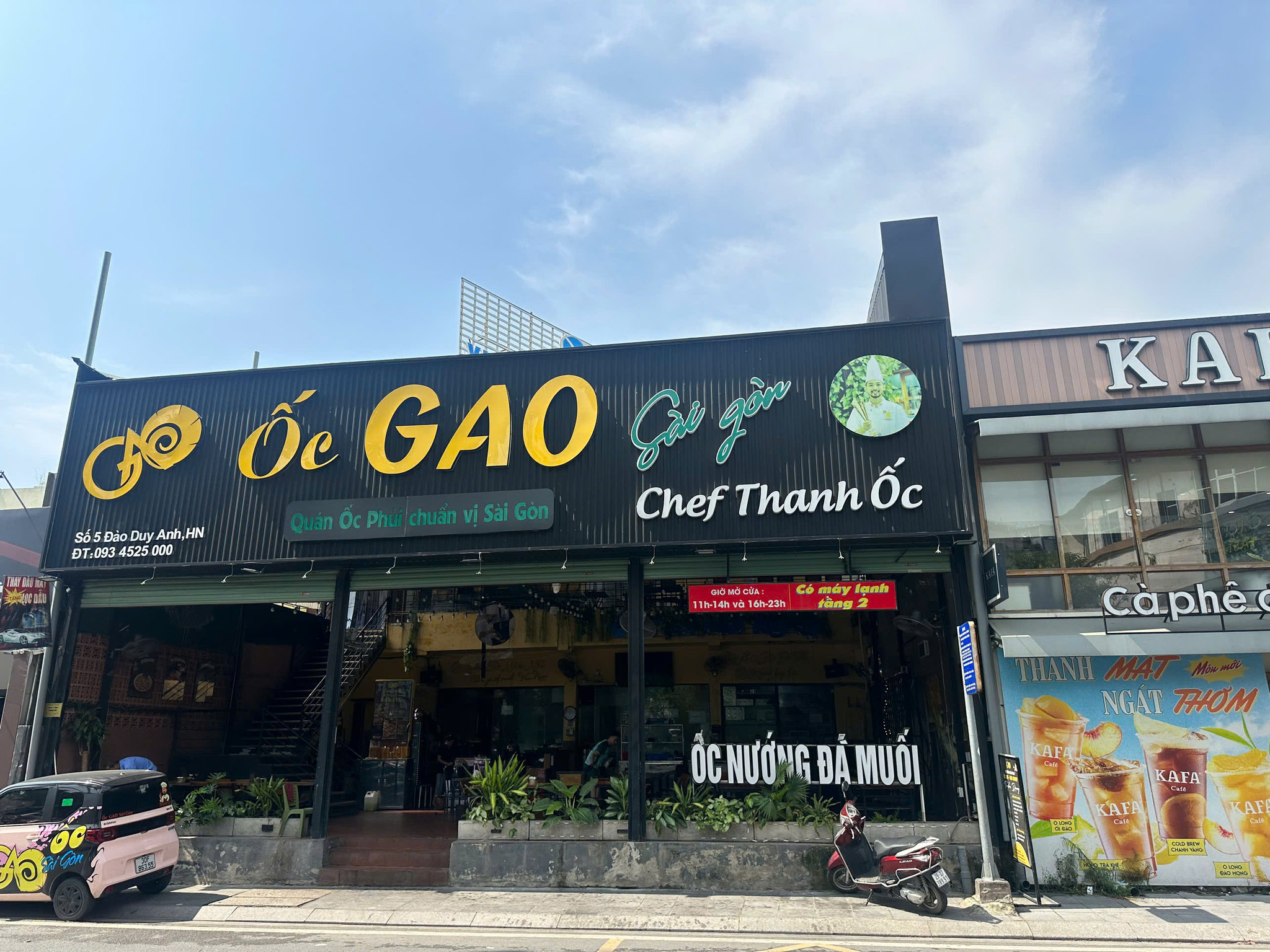 Không chỉ phục vụ lưu trú, nhiều diện tích trong khu đất số 5-7 Đào Duy Anh hiện được khai thác cho các hoạt động thương mại, từ nhà hàng, cà phê đến các loại hình thể thao, giải trí.
