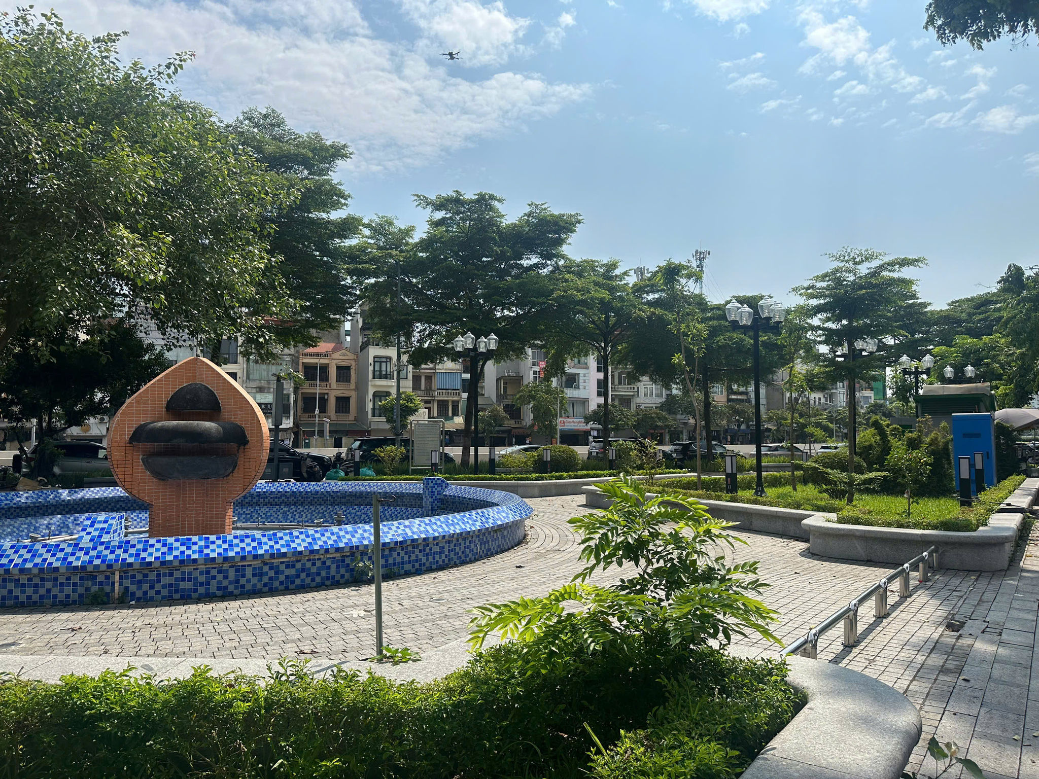 Theo phương án đề xuất, Hanoi Twin Towers 99 sẽ được xây dựng trên khu đất có mật độ xây dựng dự kiến khoảng 35%, với tổng diện tích sàn khoảng 880.000m², chưa bao gồm diện tích các tầng hầm.