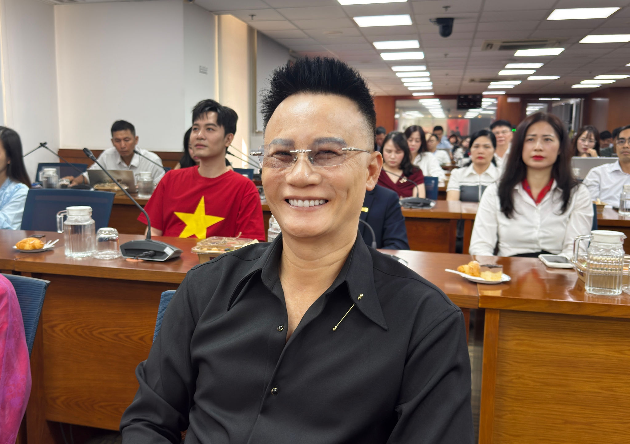 Nghệ sĩ Hoàng Bách tại buổi họp báo công bố chương trình. Ảnh: Tiểu Vũ