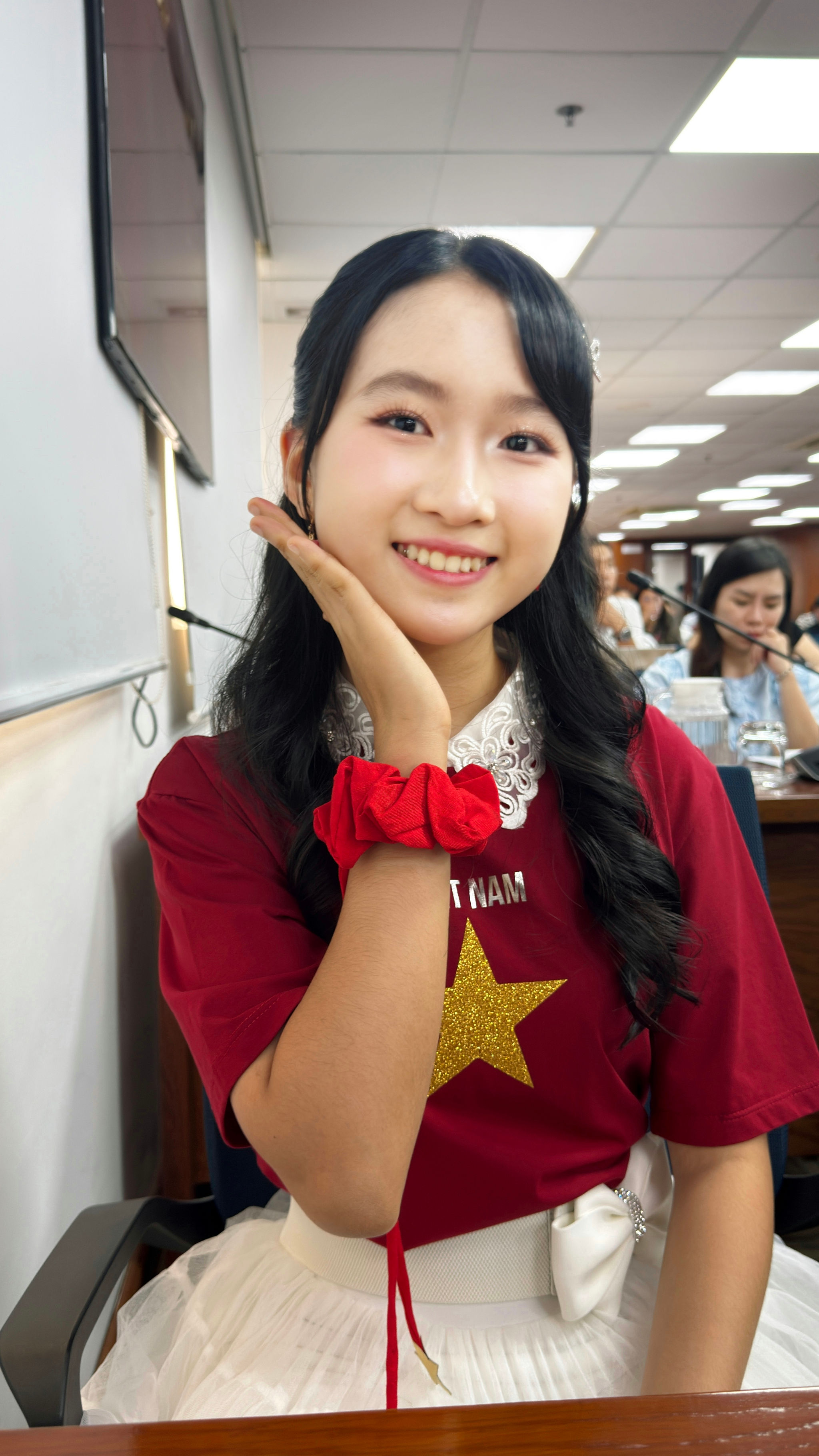 Ca sĩ nhí Candy Ngọc Hà tại buổi công bố chương trình Tổ quốc trong tim 2026 chiều 17/8. Ảnh: Tiểu Vũ