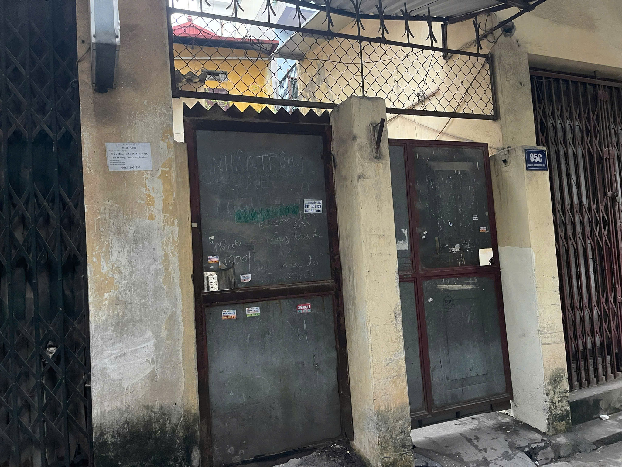 Rất nhiều khu nhà trọ có diện tích chỉ khoảng từ 10 đến 15m2 ở làng Hoàng Mai (Hà Nội).