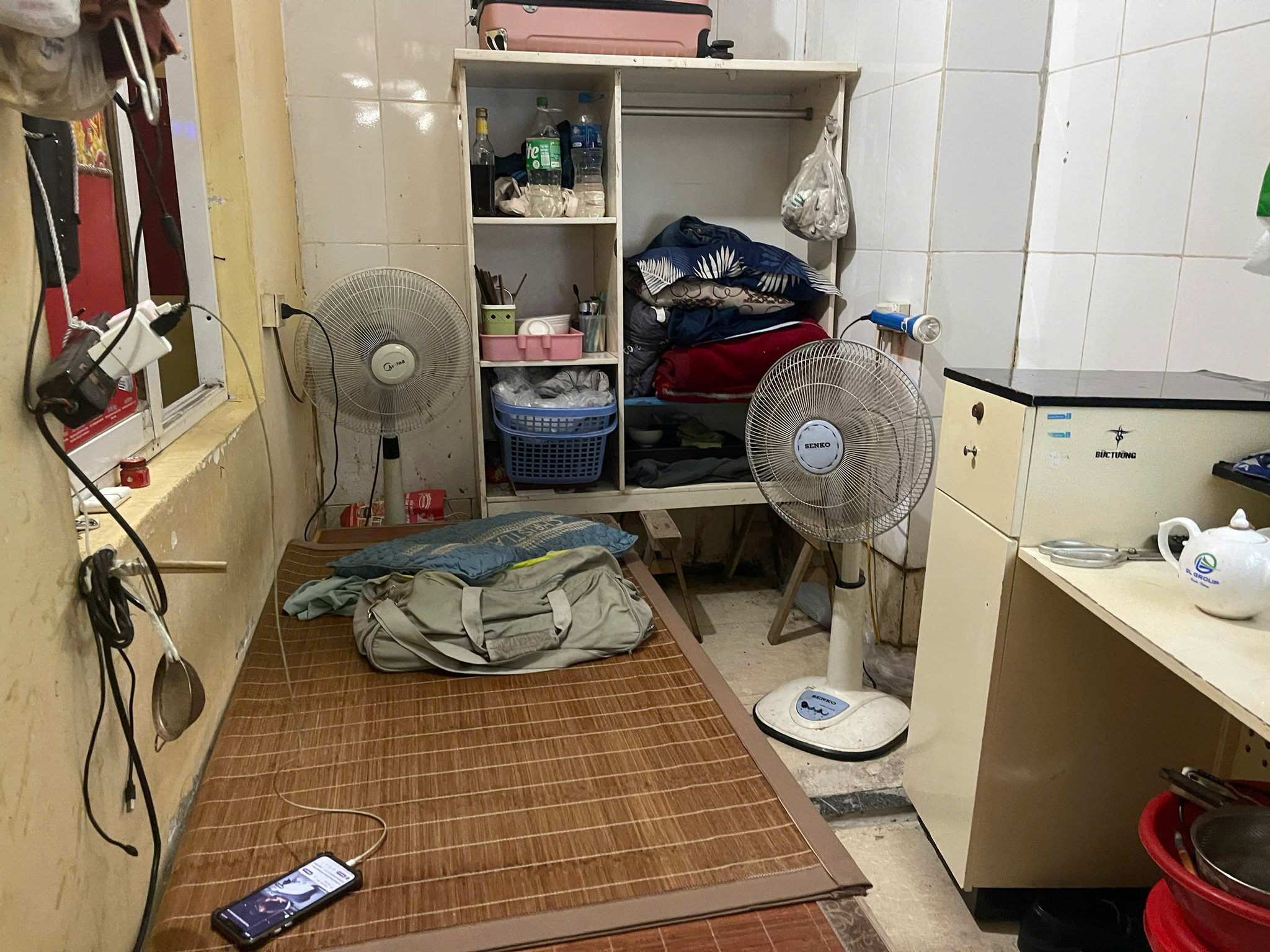 Bên trong chỉ vỏn vẹn chiếc giường nhỏ và vài cái tủ.
