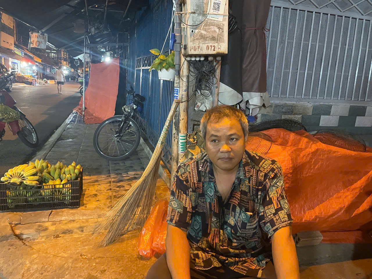 Anh Trần Đình Thanh àm nghề bán rau củ tại chợ Văn Thánh mệt mỏi sau một ngày dài mưu sinh. Ảnh Nguyễn Tuyết