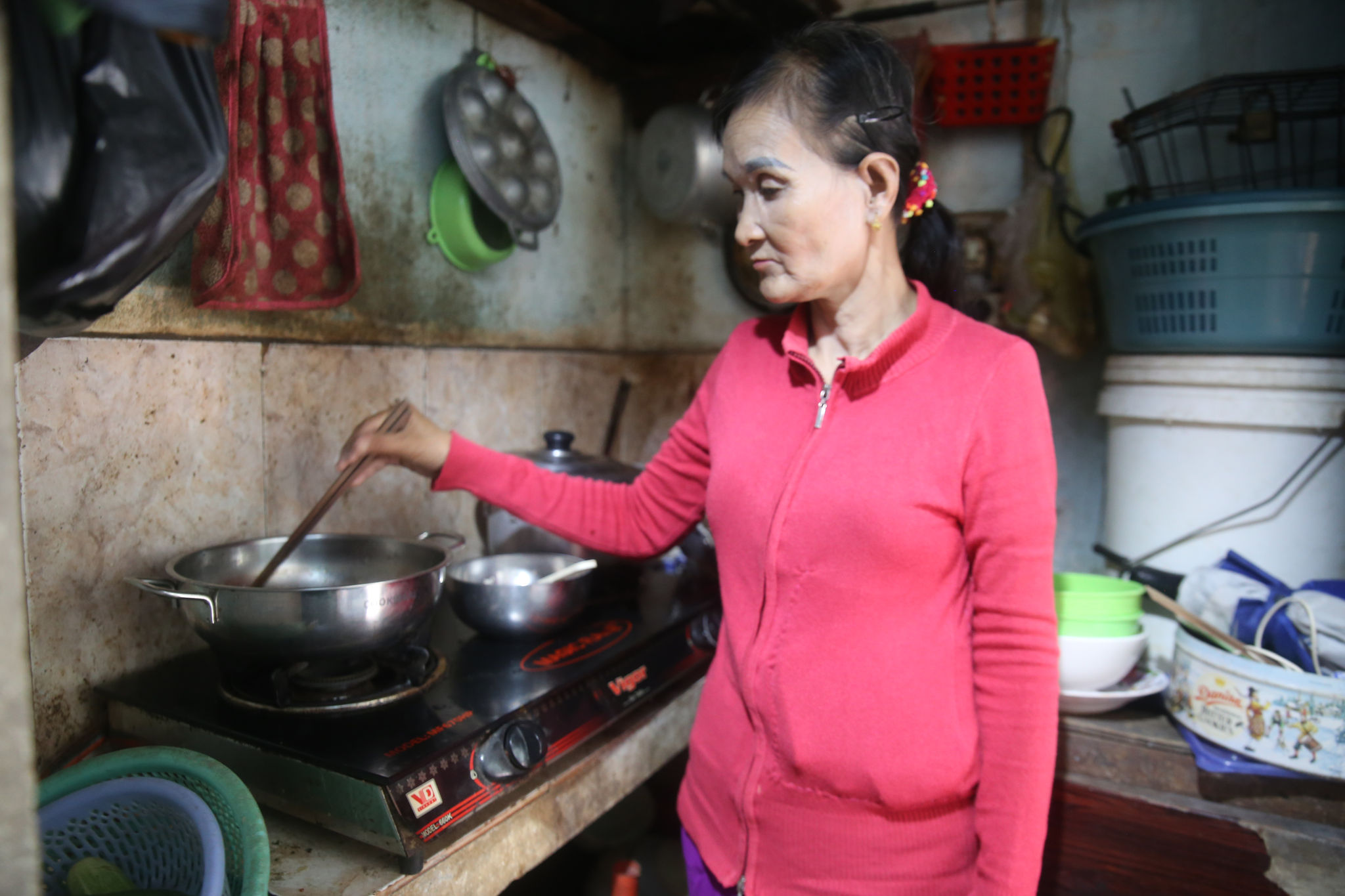 Bà Lệ Hồng bị bệnh tim, chỉ ở nhà làm nội trợ, tất cả mọi sinh hoạt, cuộc sống đều do ông Tâm gánh vác Ảnh Hoàng Bắc
