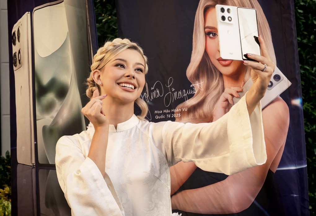 Smartphone gập Motorola razr fold: Từ xem, đọc, gõ, làm việc đa nhiệm và tích hợp mạnh AI 