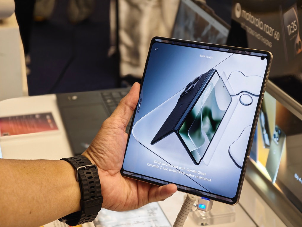 điện thoại màn hình gập Motorola razr fold-2