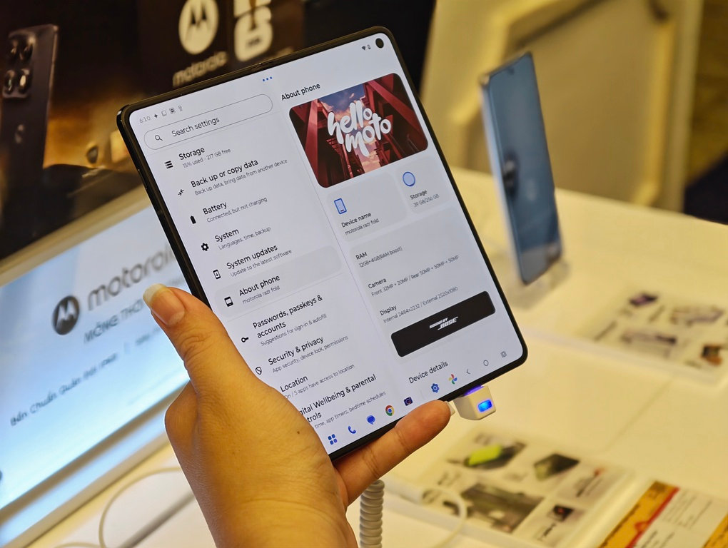 điện thoại màn hình gập Motorola razr fold-3