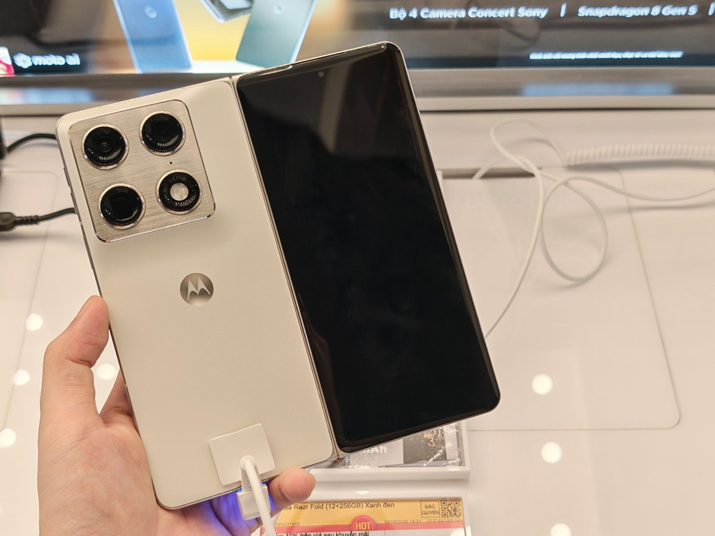 điện thoại màn hình gập Motorola razr fold-4