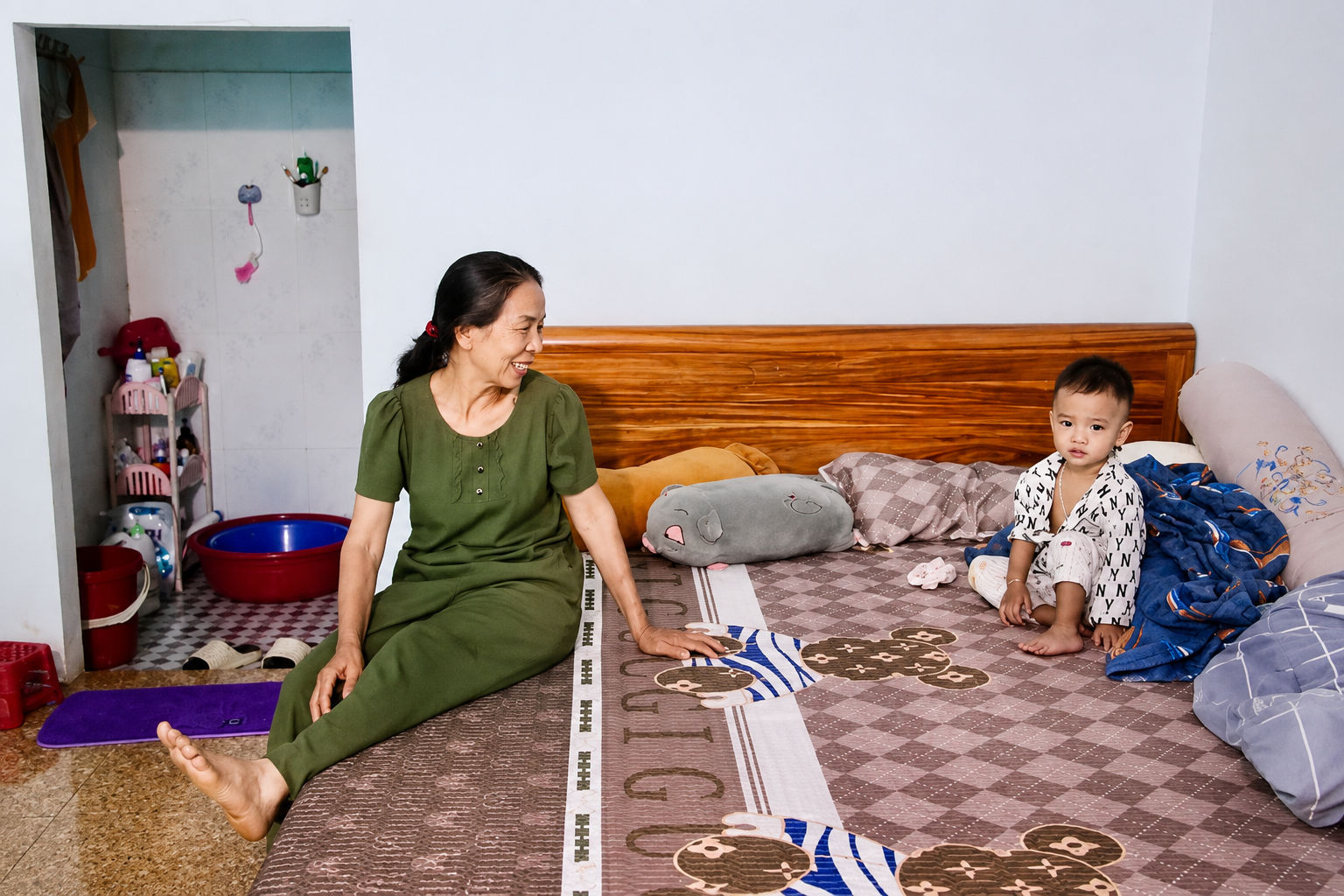 Nhiều gia đình công nhân còn đưa con nhỏ hoặc bố mẹ lên ở cùng để tiện chăm sóc và sẻ chia cuộc sống mưu sinh