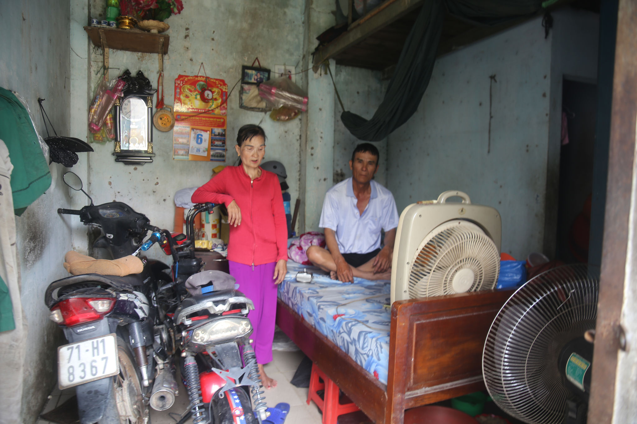 Vợ chồng ông Tâm, bà Hồng đã 30 năm nay phải đi thuê ở trọ, cuộc sống khó khăn, giấc mơ có mái nhà là điều xa xỉ. Ảnh Hoàng Bắc