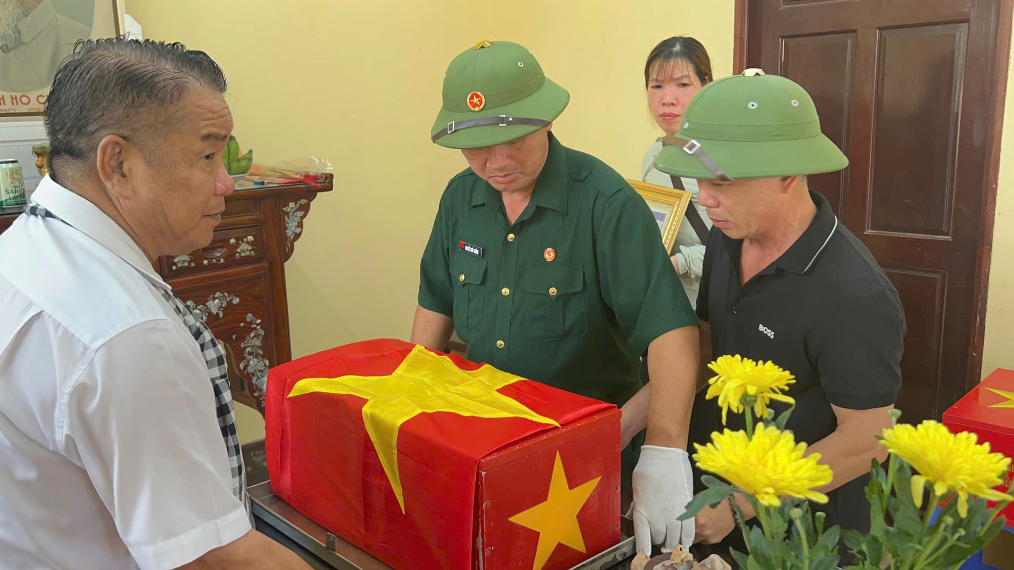 Ông Nguyễn Đức Dưỡng (bên phải), thành viên Văn phòng Cơ quan đại diện phía Nam – Hội Hỗ trợ gia đình liệt sĩ Việt Nam trao hồ sơ cho người thân liệt sĩ Lê Duy Nhẫn. Ảnh: Hoàng An. 