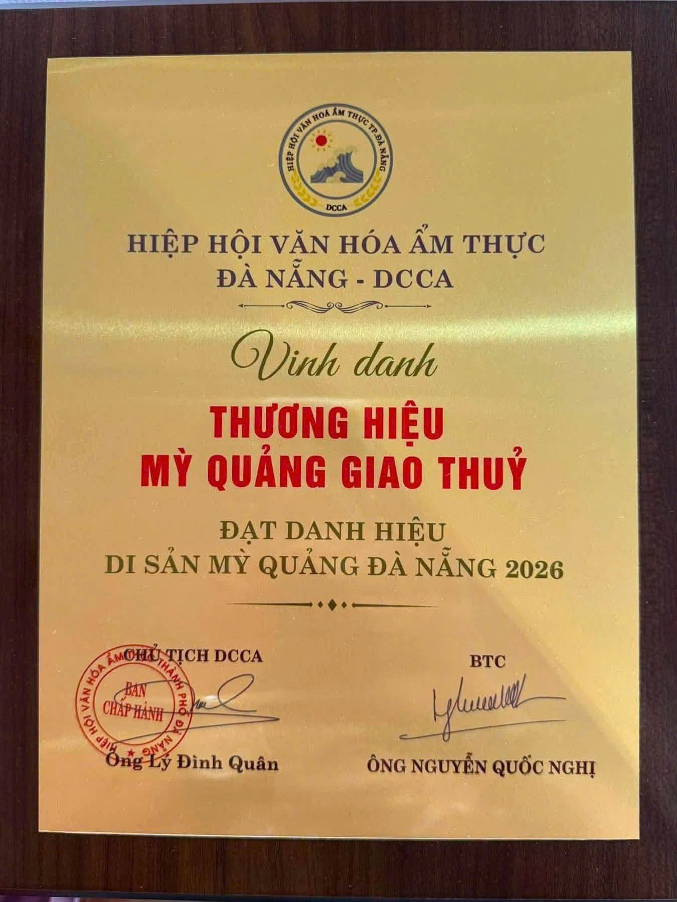 Bảng vinh danh Mỳ Quảng Giao Thủy với dòng chữ “Đạt danh hiệu Di sản Mỳ Quảng Đà Nẵng 2026” gây tranh luận về cách gọi tên di sản. Ảnh: MXH