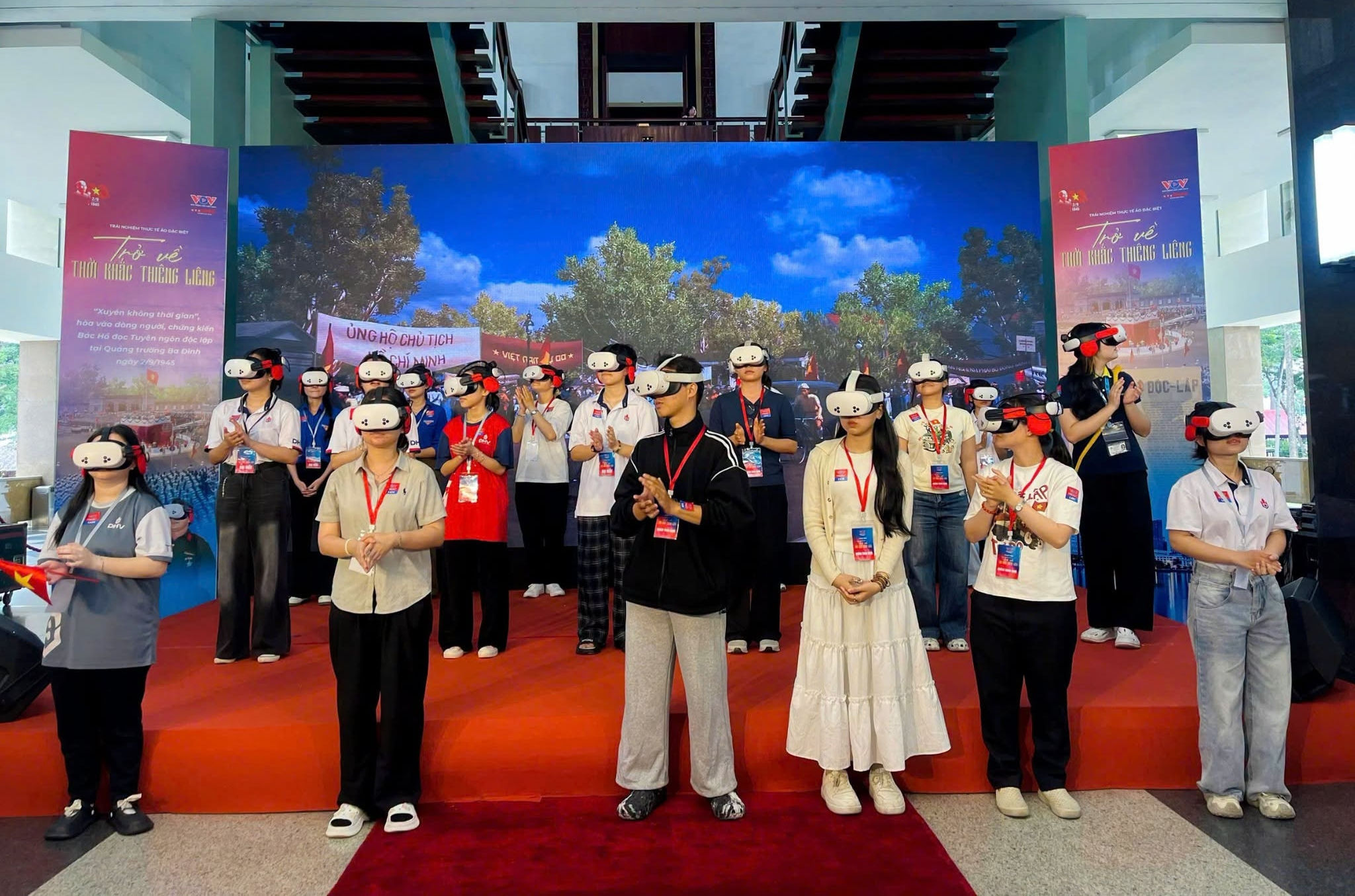 Sinh viên trường Đại học Hùng Vương (TP.HCM) nghiệm công nghệ VR tại chương trình Trở về thời khắc thiêng liêng.