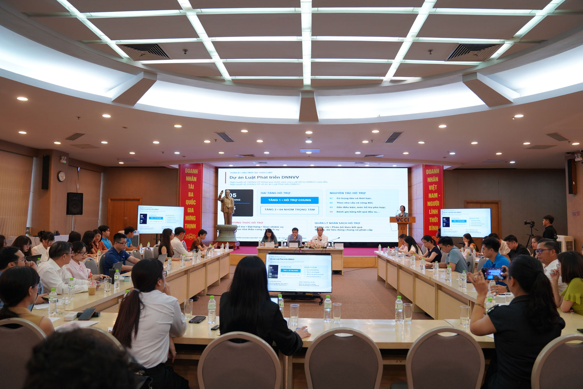 Quảng cảnh Hội thảo “Hộ kinh doanh và động lực tăng trưởng”