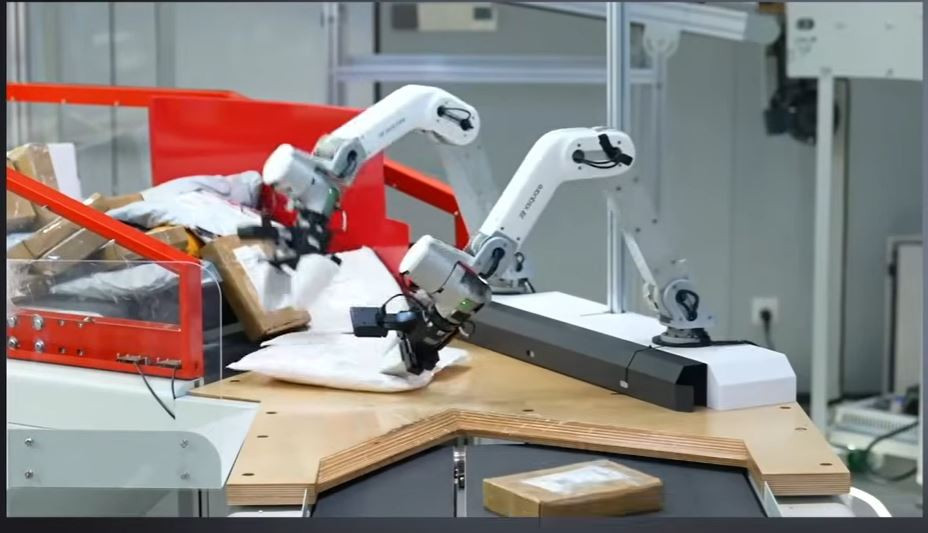 Robot AI Trung Quốc sắp thay thế lao động phổ thông trong phân loại bưu kiện