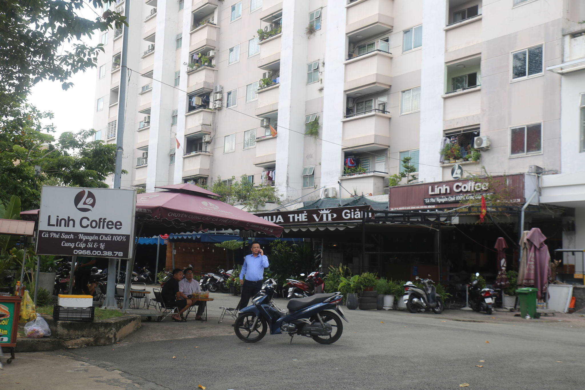 Dưới Chung cư B2, phường Trấn Biên có nhiều quán cà phê cho thuê, thu hút nhiều người dân đến đây uống cà phê, bàn công việc. Ảnh Hoàng Bắc