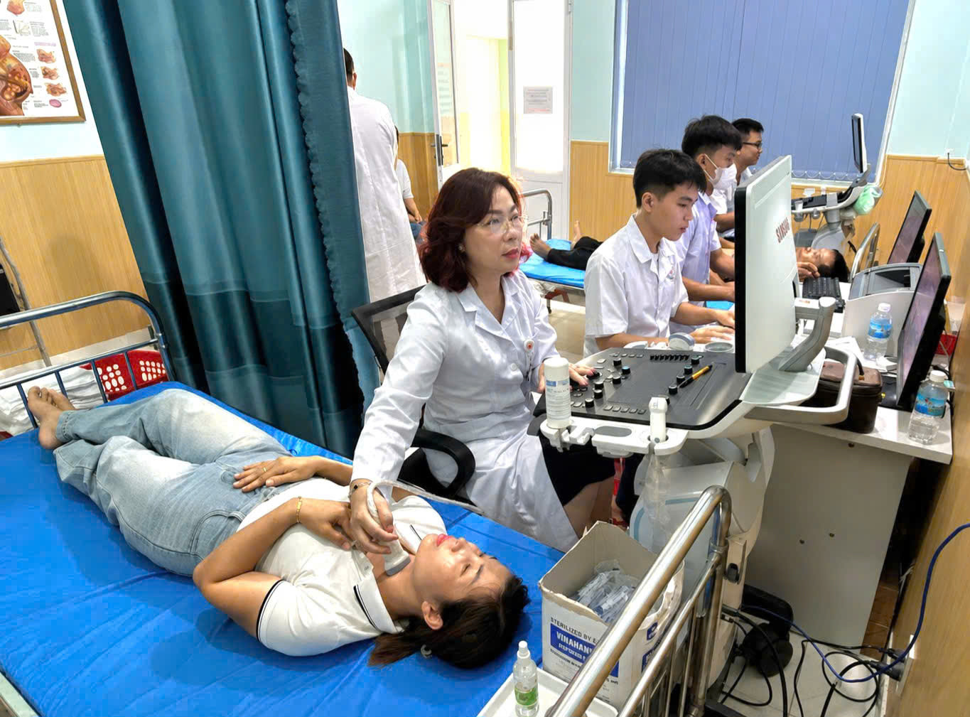 1 - Siêu âm khám bệnh cho thân nhân quân nhân