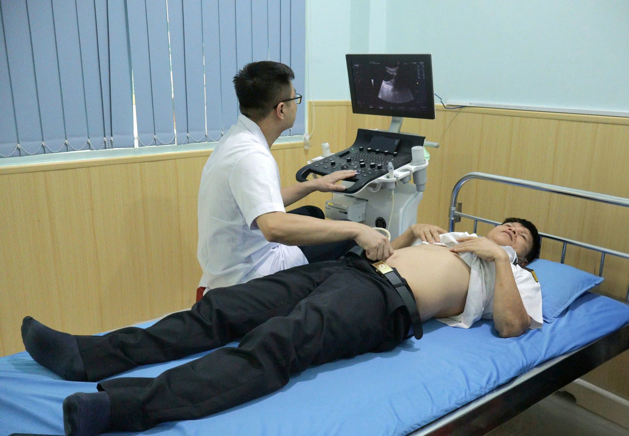 2 - Siêu âm khám bệnh cho quân nhân