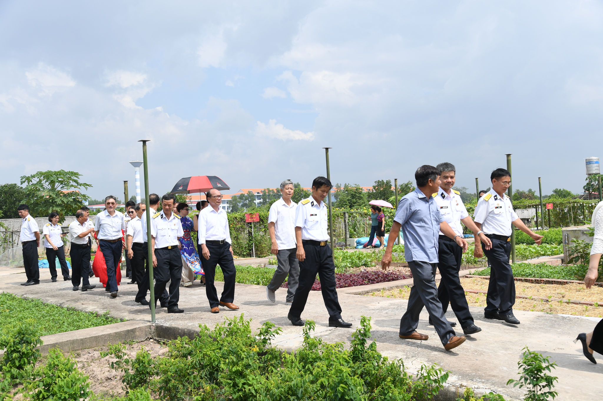 2 - Thủ trưởng Trung tâm cùng cán bộ, nhân viên Căn cứ 696 Hải quân tham quan khu tăng gia sản xuất của đơn vị._5350