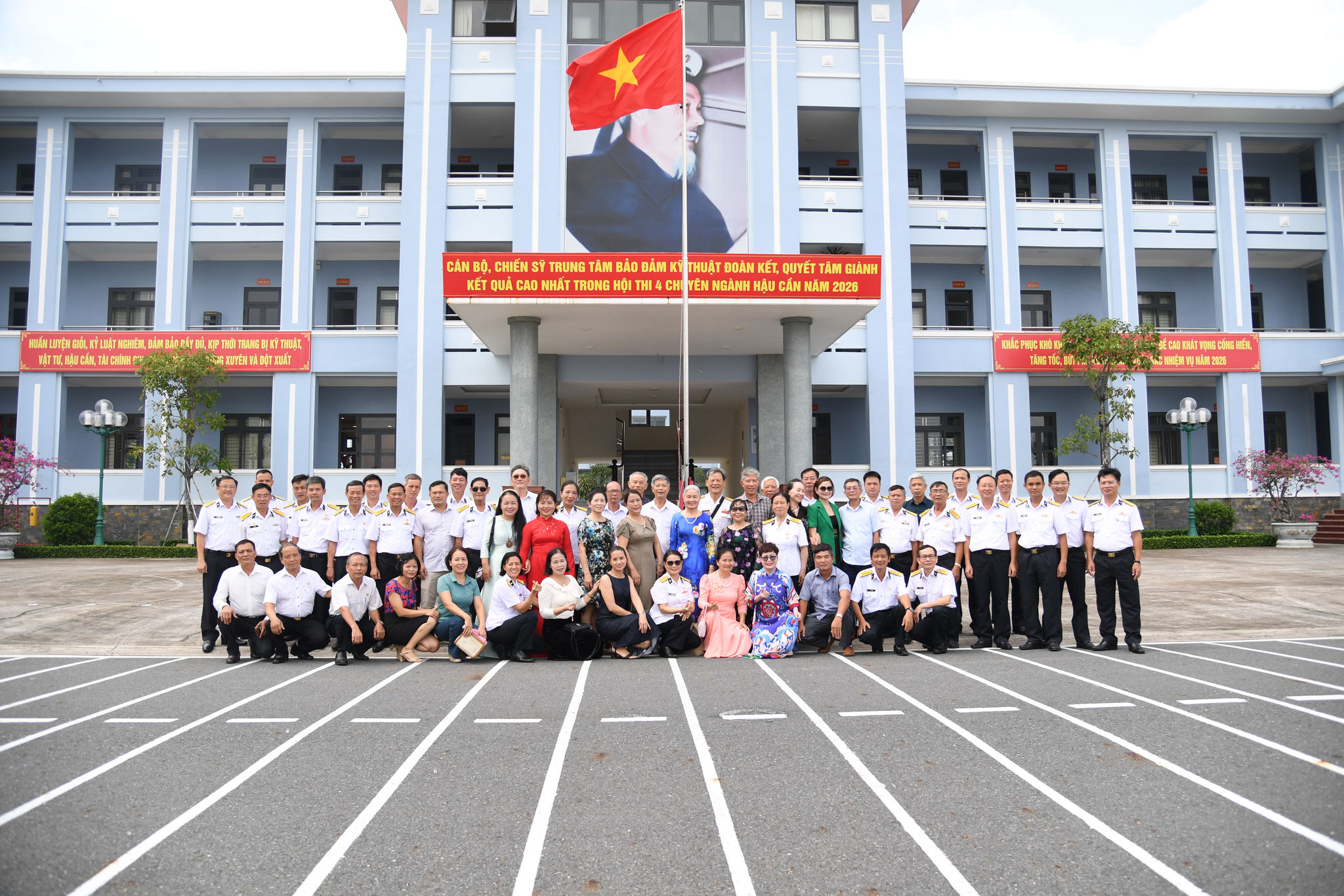 3 - Thủ trưởng Trung tâm và các đồng chí nguyên cán bộ, nhân viên Căn cứ 696 chụp ảnh lưu niệm. 5467