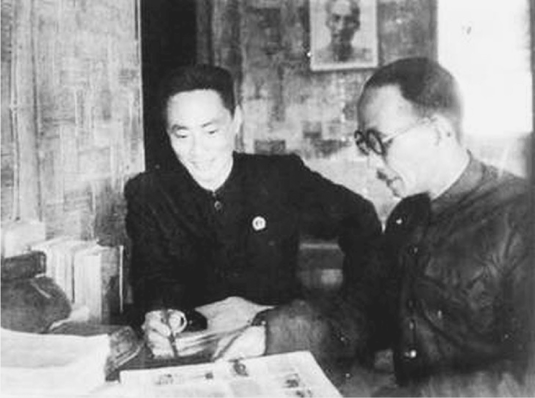 Giáo sư Hồ Đắc Di (bên phải) và Giáo sư Tôn Thất Tùng trong rừng Chiêm Hoá, Tuyên Quang. Ảnh: Tư liệu