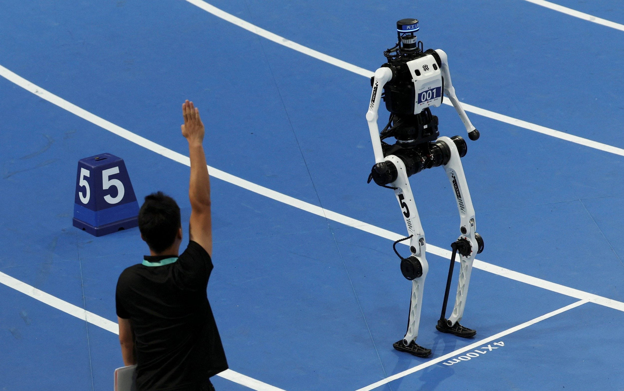 Bí quyết giúp robot hình người Trung Quốc liên tiếp phá kỉ lục của con người