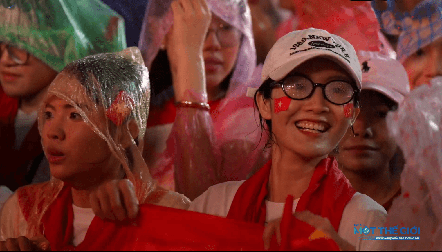 Khán giả trẻ đội mưa, mang theo Quốc kỳ và hòa mình vào không khí Tổ quốc trong tim 2026. Ảnh: Tiểu Vũ