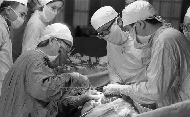 tôn thất tùng thực hiện mổ