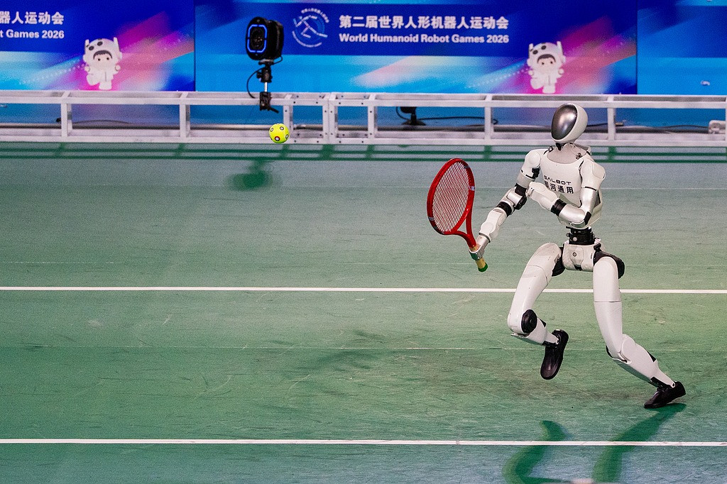 Robot hình người bước vào sân tennis thử sức với con người 