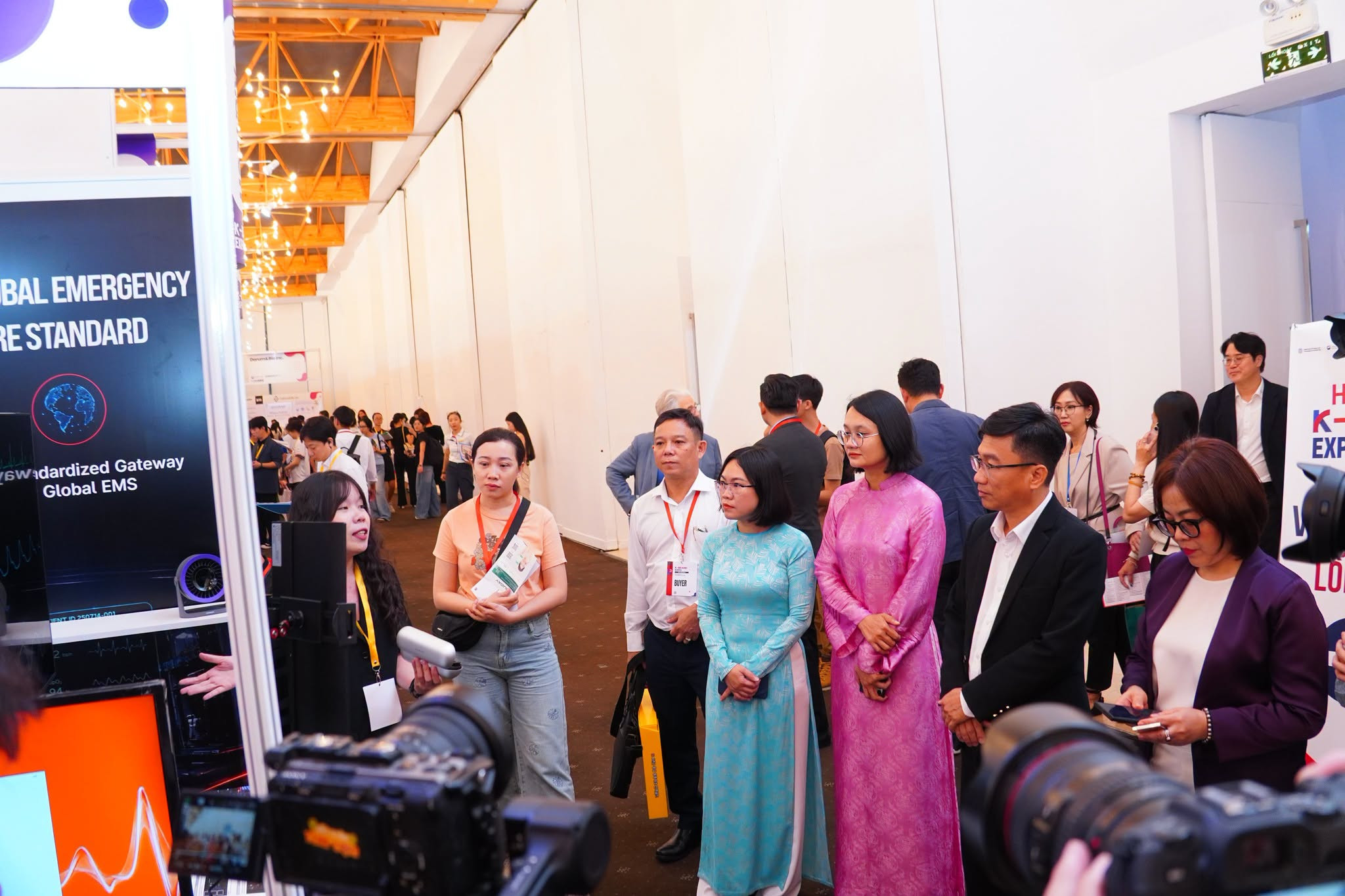 Các đại biểu tìm hiểu một giải pháp công nghệ tại HCMC K-Brand Expo 2026. Ảnh: SIHUB cung cấp