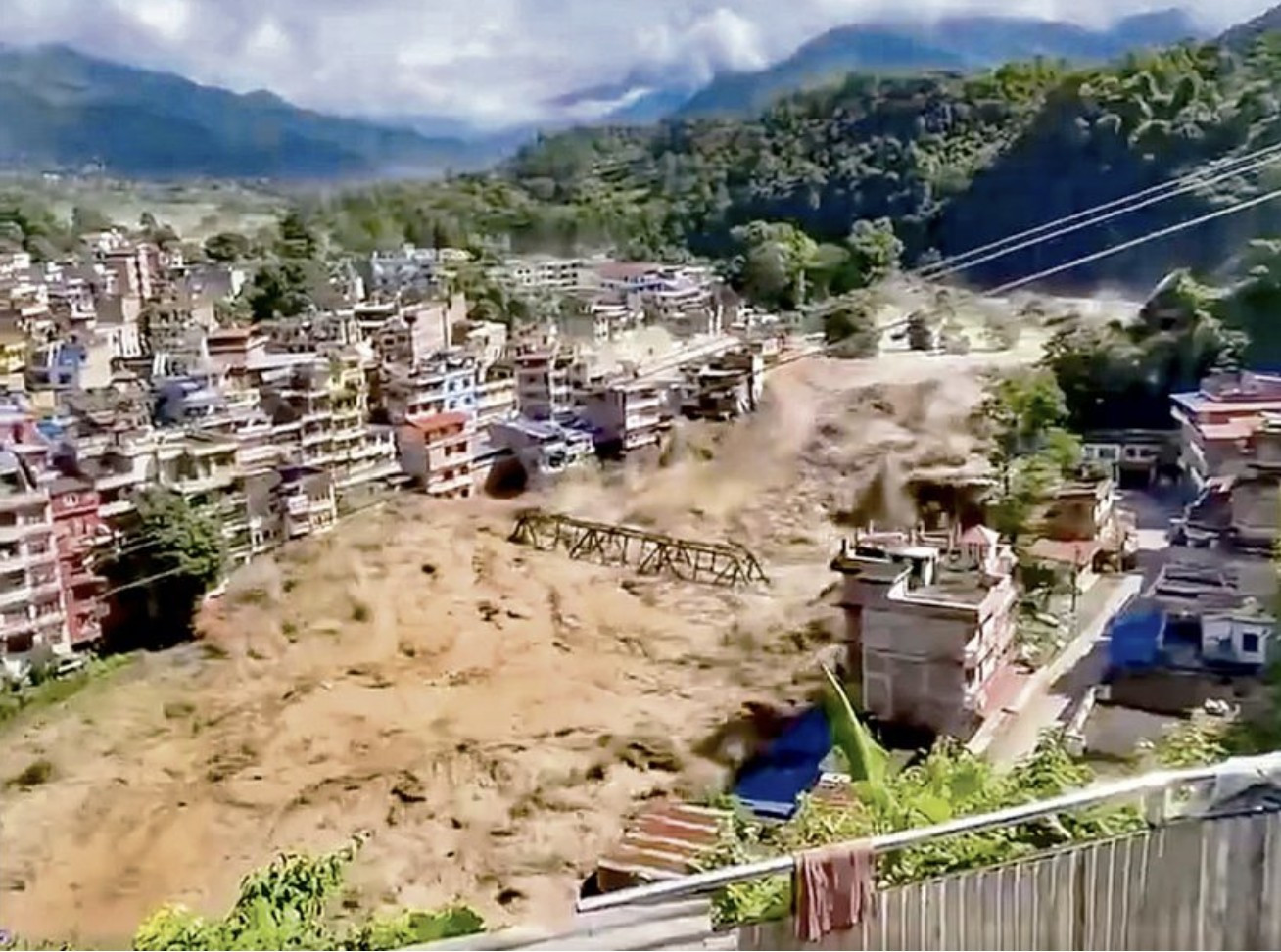 Thảm họa ở Nepal - Trung Quốc: Ông Trump nói nhà cửa bị cuốn phăng như que tăm 