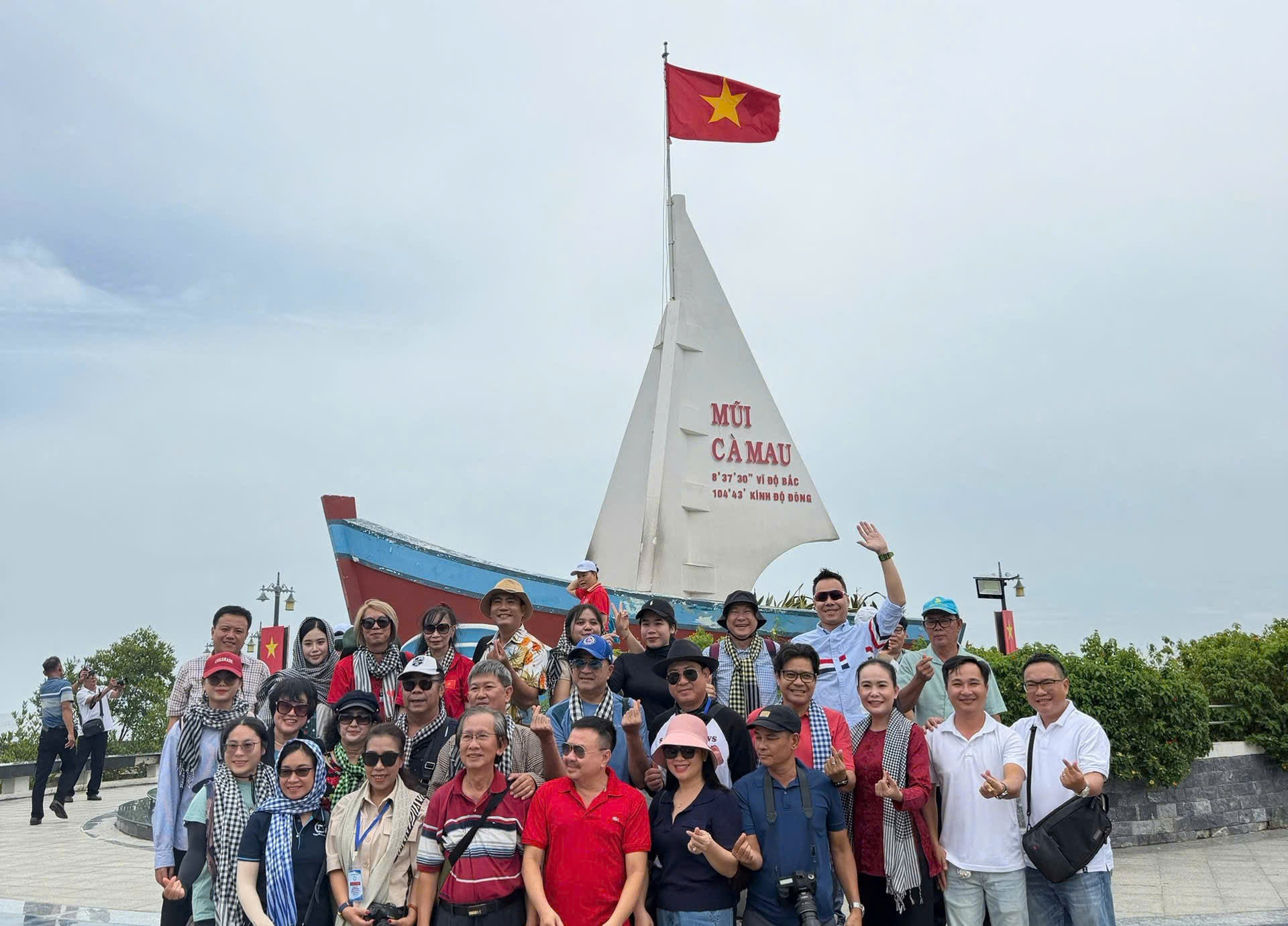 2. Ảnh Tổ quốc ta như một con tàu