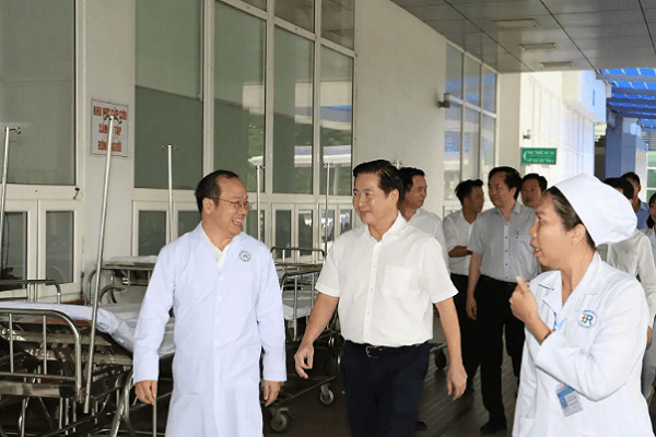 bneh-vien-binh-dan-bat-tay-nang-tam-benh-vien-cua-ngo-tphcm-hinh-anh 1