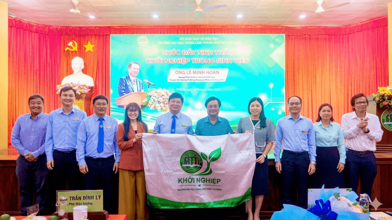 Ông Lê Minh Hoan trao lá cờ khởi nghiệp cho đại diện Trường đại học Nông Lâm TP.HCM. Ảnh: Đại học Nông Lâm TP.HCM cung cấp. 