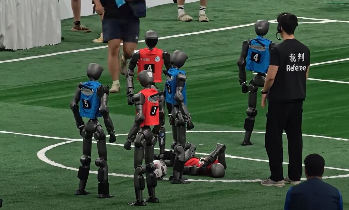 Các cầu thủ robot hình người đá bóng thì ít, đánh nguội thì nhiều 