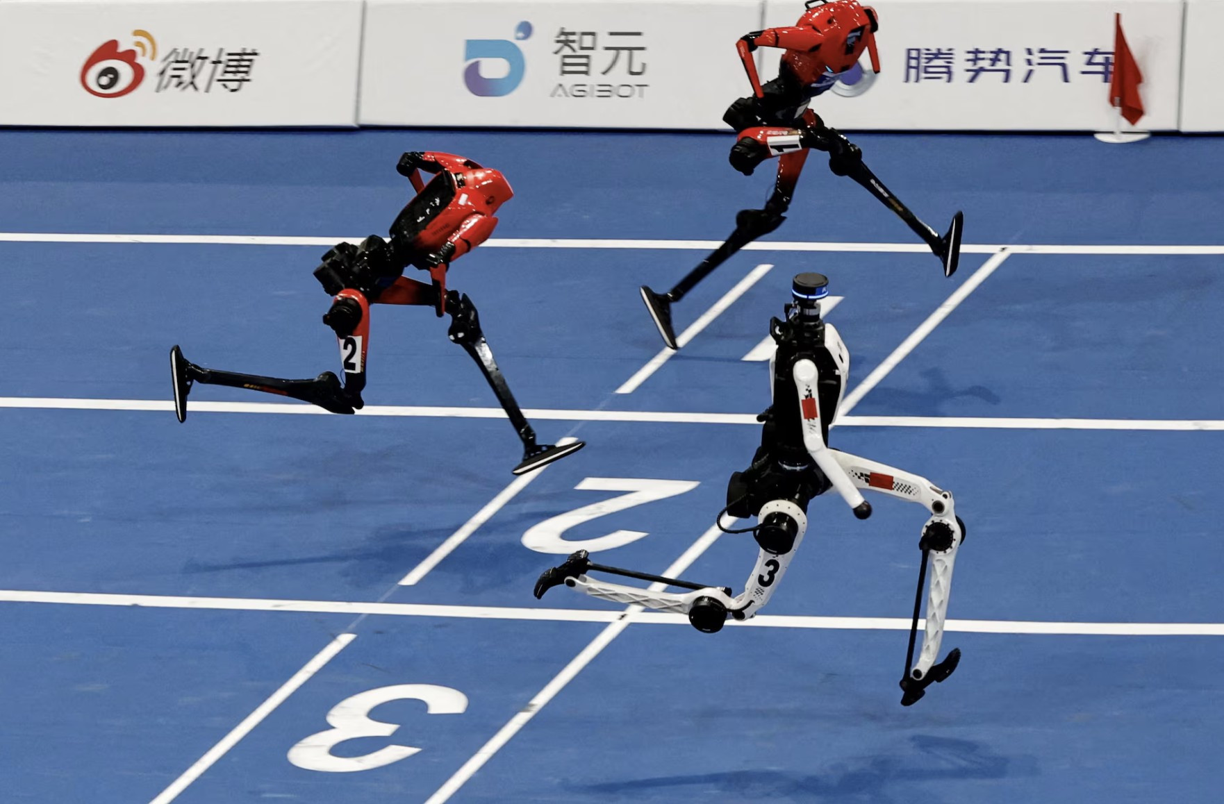 Robot Trung Quốc vượt kỉ lục của Usain Bolt, nhưng vẫn chưa bắt kịp con người