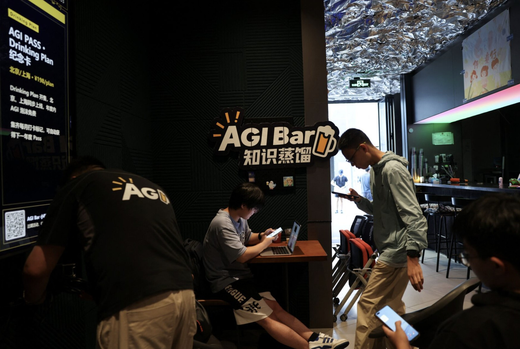 AGI Bar ở ‘Thung lũng Silicon Trung Quốc’ chật kín khách nhờ tặng token miễn phí (1)