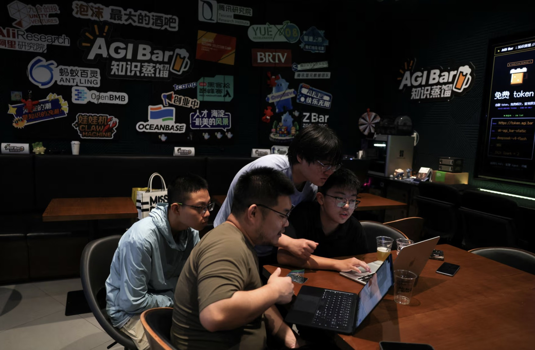 AGI Bar ở ‘Thung lũng Silicon Trung Quốc’ chật kín khách nhờ tặng token miễn phí (2)