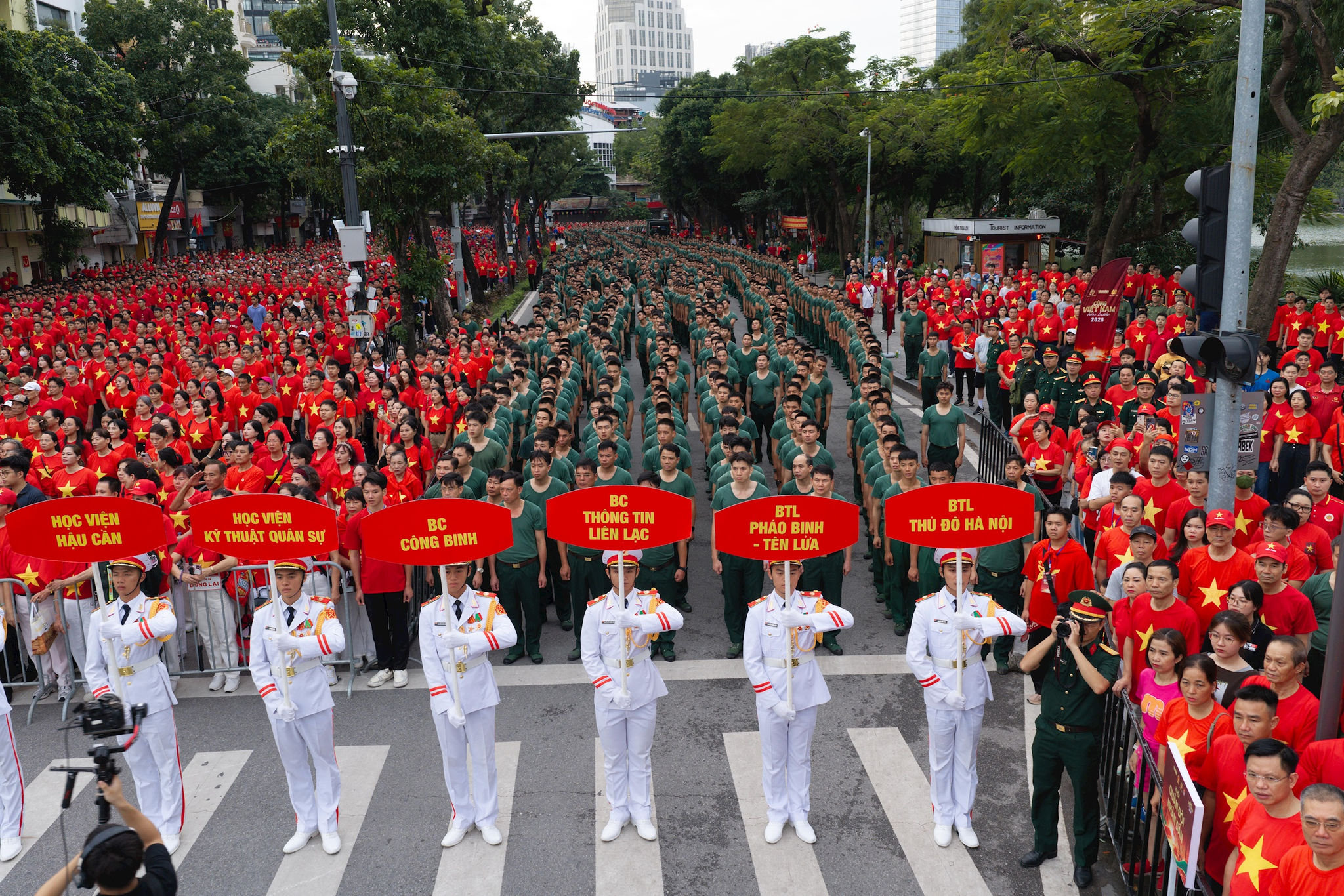 Hơn 10 tỷ bước chân, gần 1,8 triệu người tham gia ngày hội đi bộ toàn quốc 'Cùng Việt Nam tiến bước'