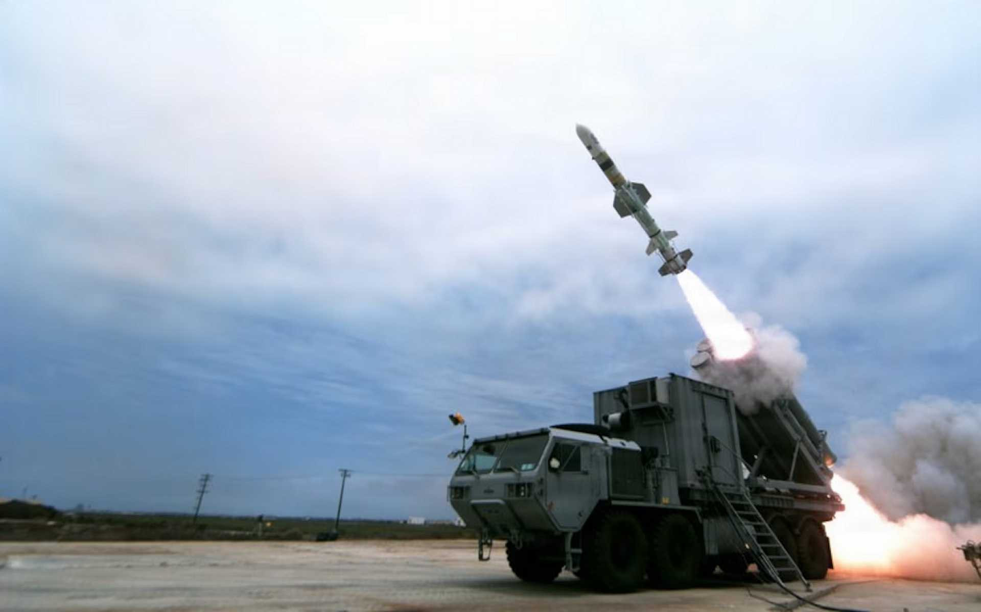 www.armyrecognition.com-images-stories-news-2026-august-_u.s.-navy-tests-harpoon-coastal-missile-defense-system-to-strike-warships-from-shore-1920-001.jpg