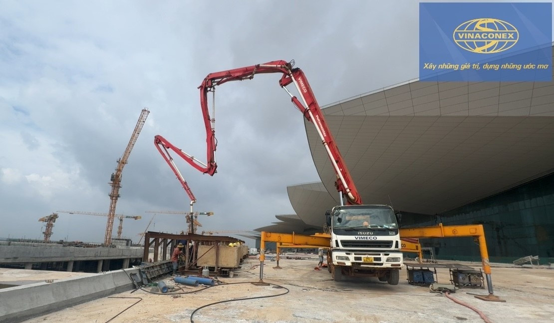 Xe bơm bê tông chuyên dụng của nhà thầu VIMECO thuộc Tổng công ty VINACONEX đang thực hiện nhiệm vụ đổ bê tông tại công trường xây dựng nhà ga hành khách sân bay Long Thành.