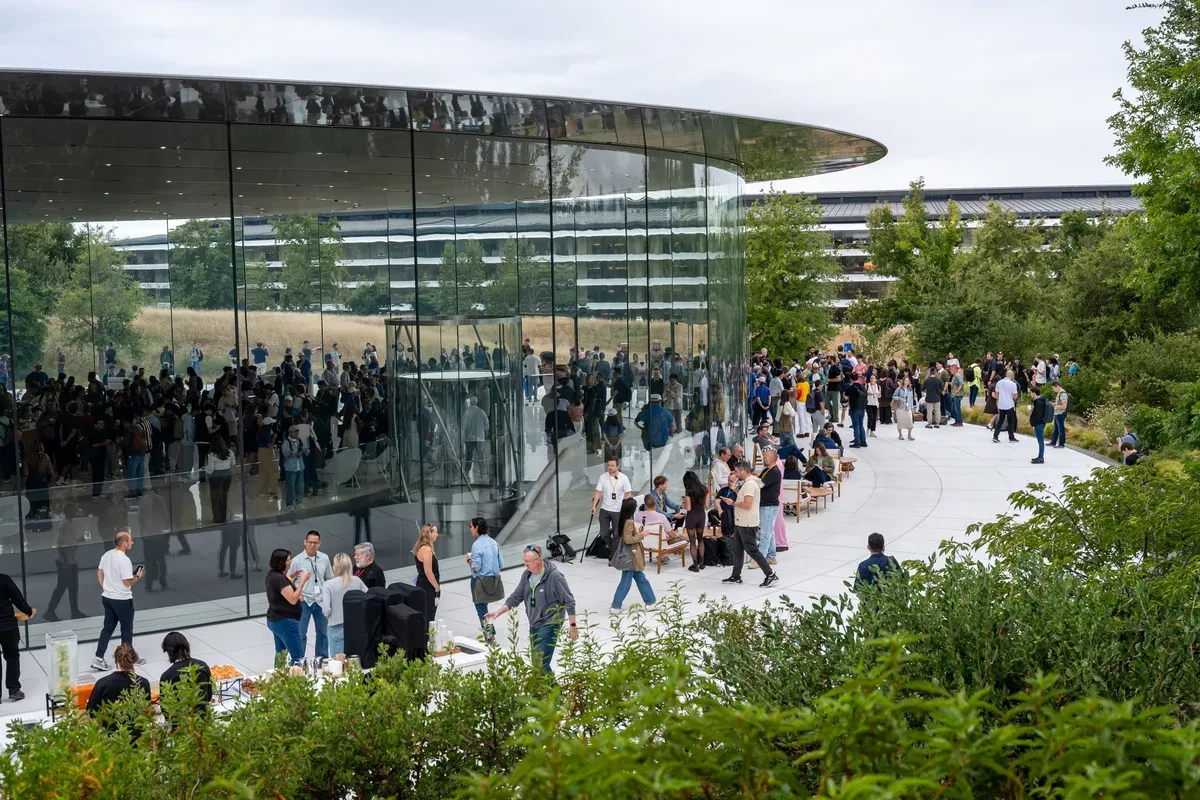 John Ternus - Tim Cook và bài toán chuyển giao quyền lực Apple theo mô hình ở Amazon (2)